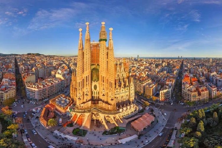 cheap flights to barcelona sagrada-familia-070717